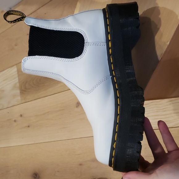 Like new 2976 quad white leather chelsea Dr Martens platform boots 7 U.S. - Picture 5 of 11